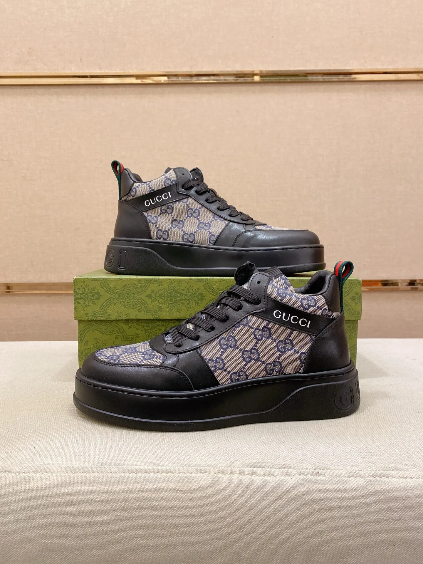 Factory price: 442💰 (GUCCI) The latest model from the official website🎁🎁Casual and fashionable men's shoes👟, hot style💥The style is simple and elegant, exclusive for trendy men. Unique official website's latest brand elements👑original Gucci decoration, fashionable and generous, the fabric is original cowhide ✅sheepskin lining, the official website specifies wear-resistant casual outsole, the classic model is taken in kind at the counter🎬38-44 (can be customized for 45 non-refundable)